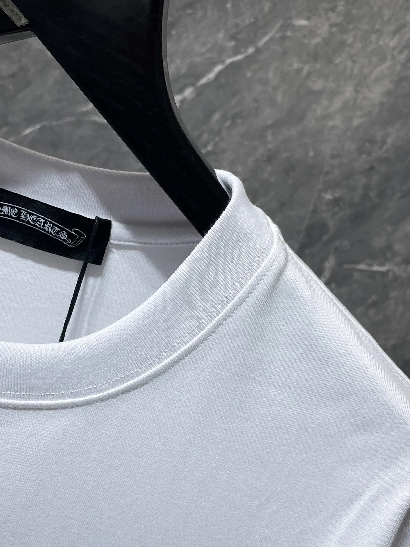 P154 New Chrome Hearts 25ss for summer. High-weight, environmentally friendly and high-quality top-grade fabric. 260g~270g. Croma embroidery, Sanskrit cross and spray-printed short sleeves. Counter synchronization. 1:1 replica version. Recommended color: black. White. Size: S, M, L, XL.